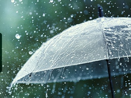 Guarda-chuva sob chuva forte